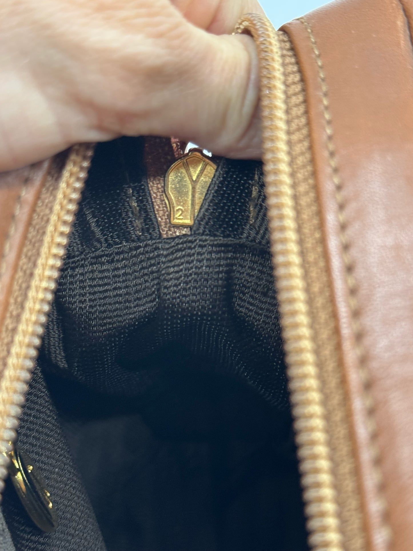 Dettaglio interno della borsa a tracolla Borse Vintage in pelle cuoio con zip dorata e logo Genny sul cursore