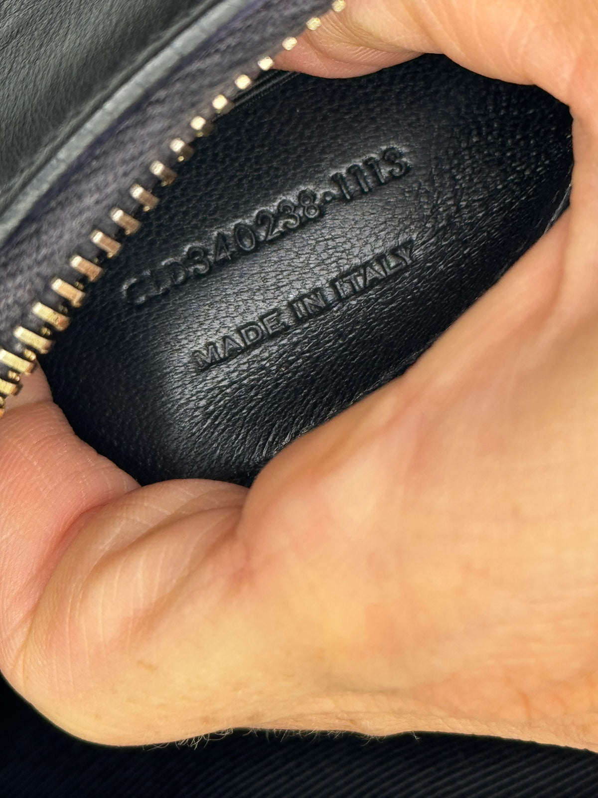 Dettaglio interno della borsa Borse Vintage in pelle nera con incisione Made in Italy e codice seriale