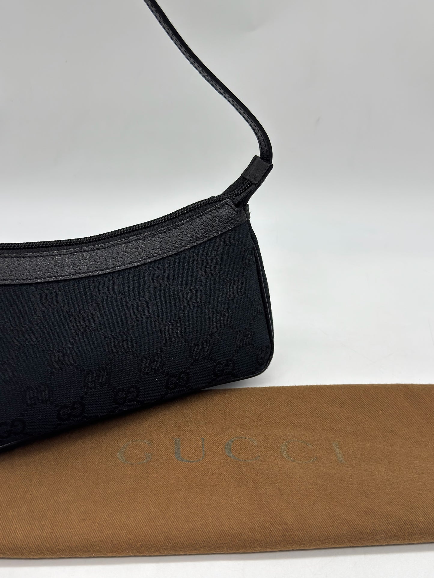 Borsa a spalla Borse Vintage Gucci in tessuto nero con monogramma tono su tono e dettagli in pelle