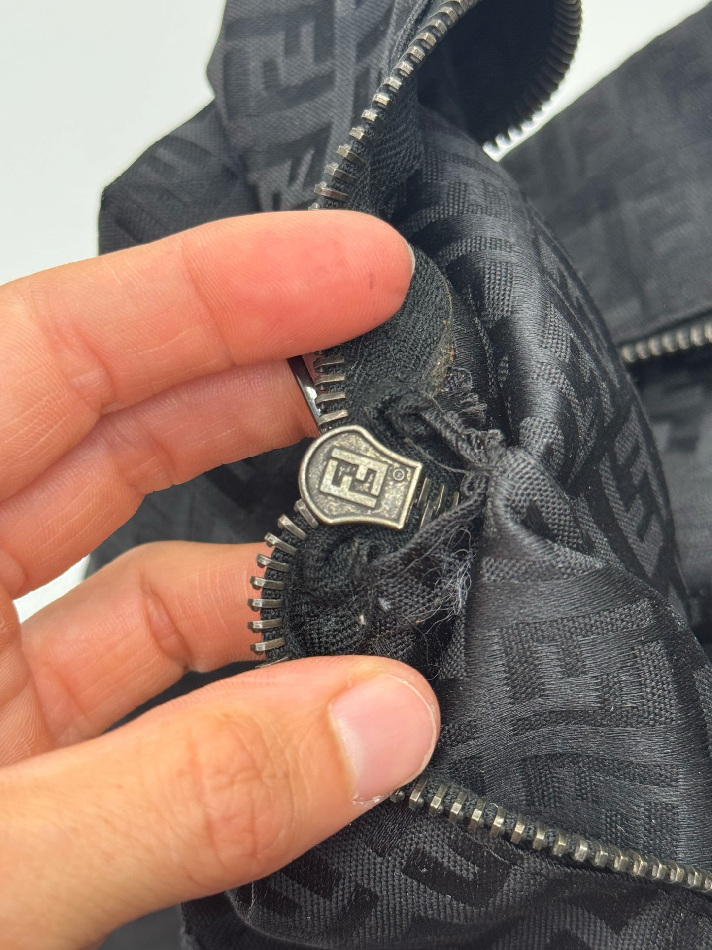 Dettaglio della cerniera metallica con logo FF su borsa tote nera Borse Vintage in tessuto tecnico jacquard