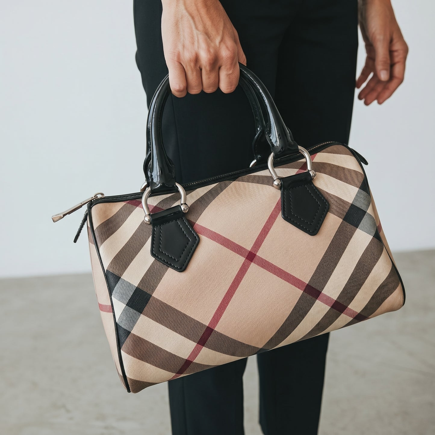 Borsa a mano Borse Vintage Burberry bowling con iconico motivo check beige e dettagli in vernice nera lucida