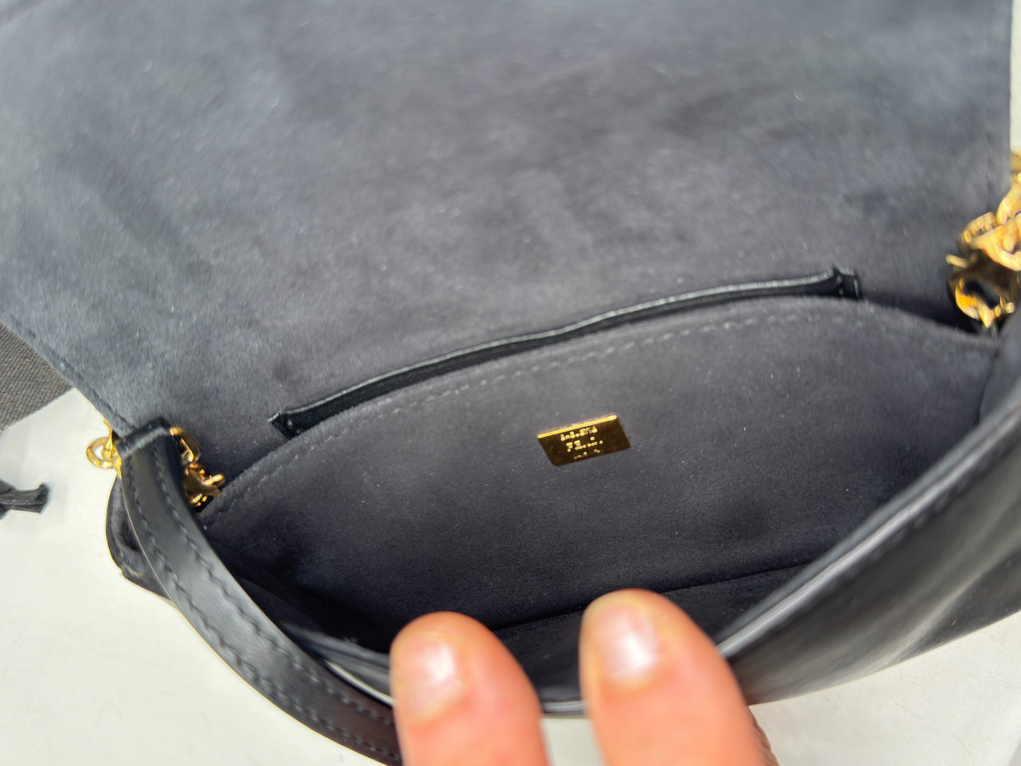 Interno della borsa Borse Vintage Fendi Baguette in pelle nera con fodera scamosciata e placca logo dorata