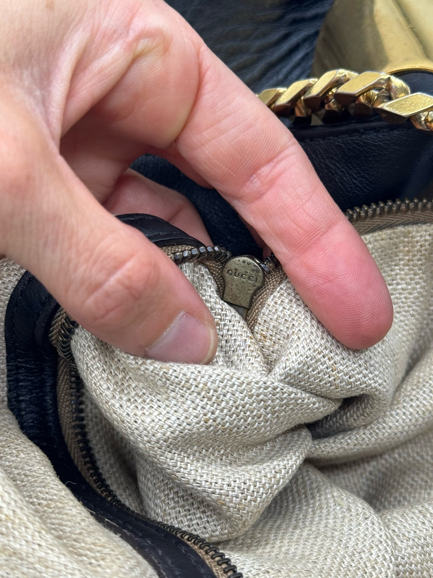 Dettaglio della cerniera interna con logo Gucci su borsa Borse Vintage in pelle nera con fodera in tessuto naturale