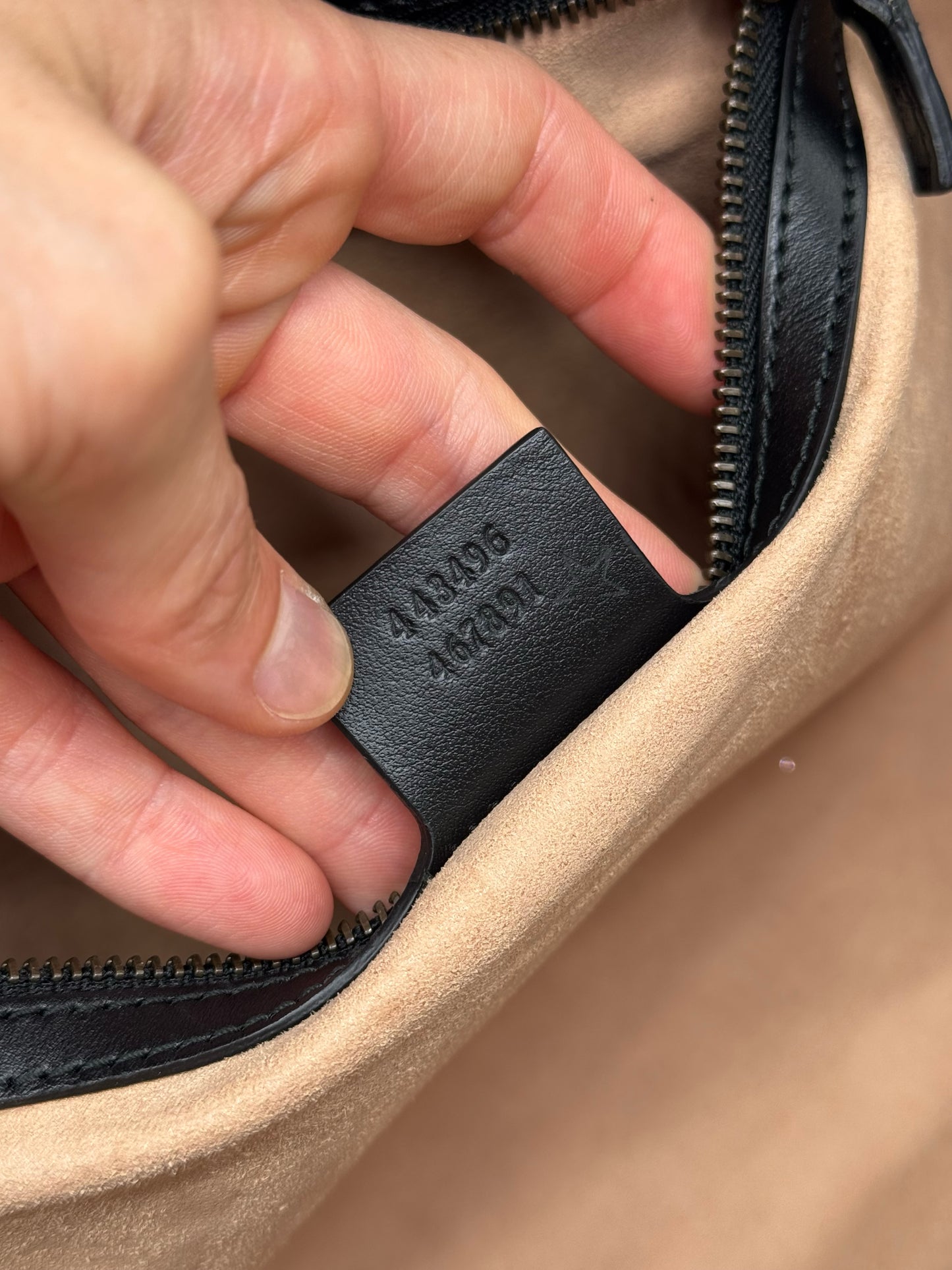 Etichetta interna in pelle nera con numero di serie della borsa Borse Vintage Gucci Marmont