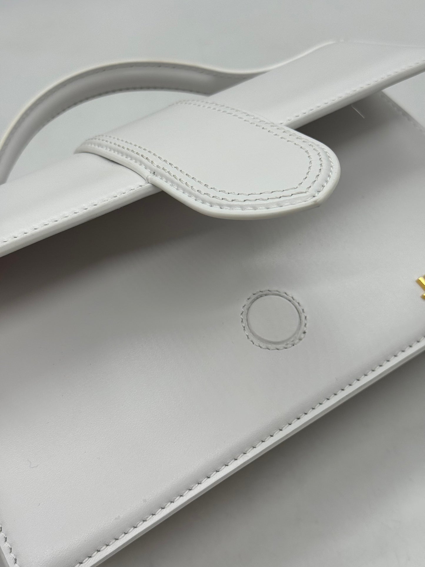 Borsa a tracolla Borse Vintage Jacquemus in pelle grigio chiaro con manico rigido e logo metallico dorato