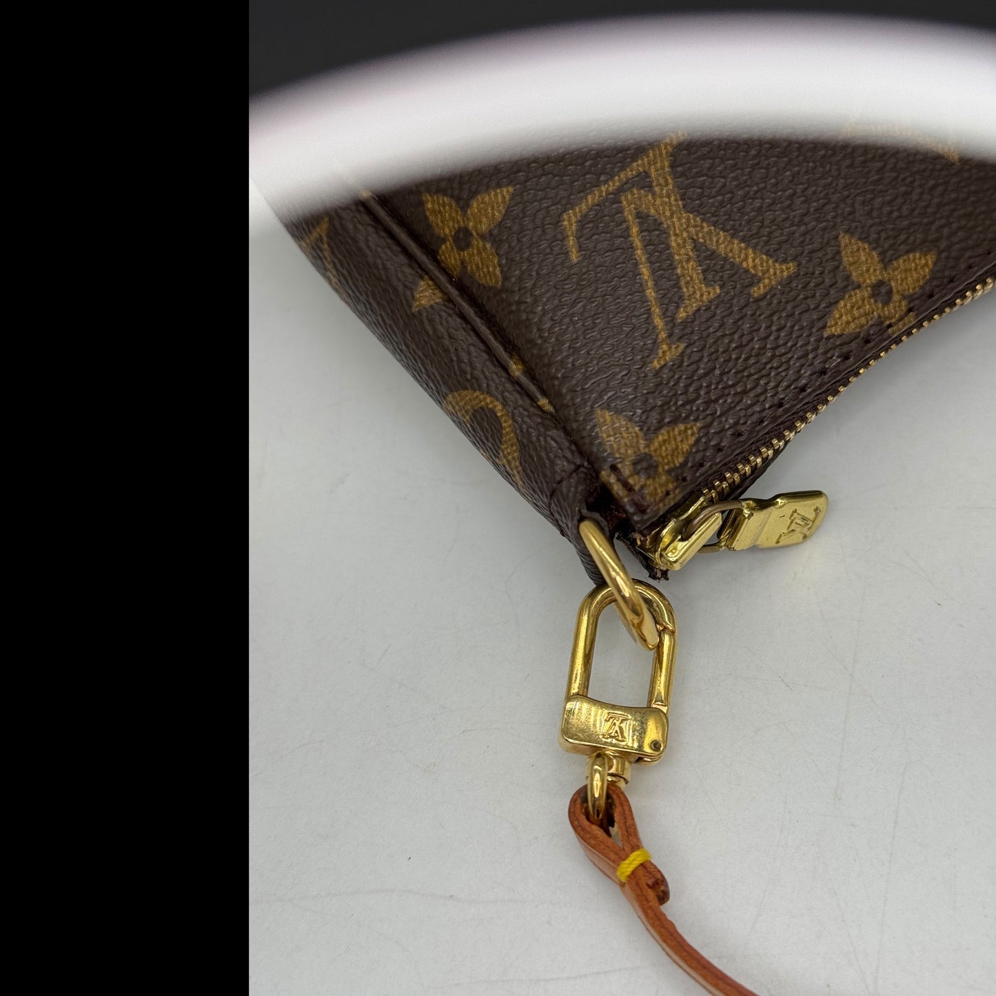 Dettaglio della pochette Borse Vintage Louis Vuitton in tela Monogram marrone con finiture in metallo dorato.