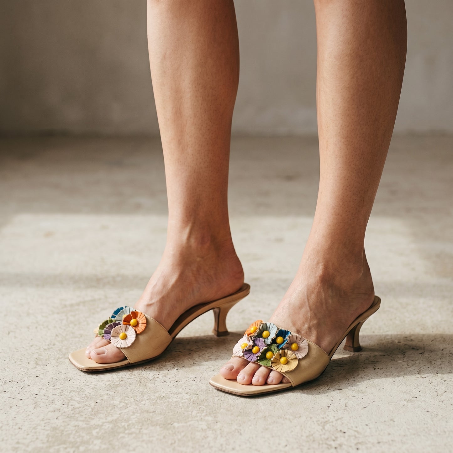 Sandali mules Borse Vintage Fendi in pelle color crema con tacco a rocchetto e decorazioni floreali multicolore