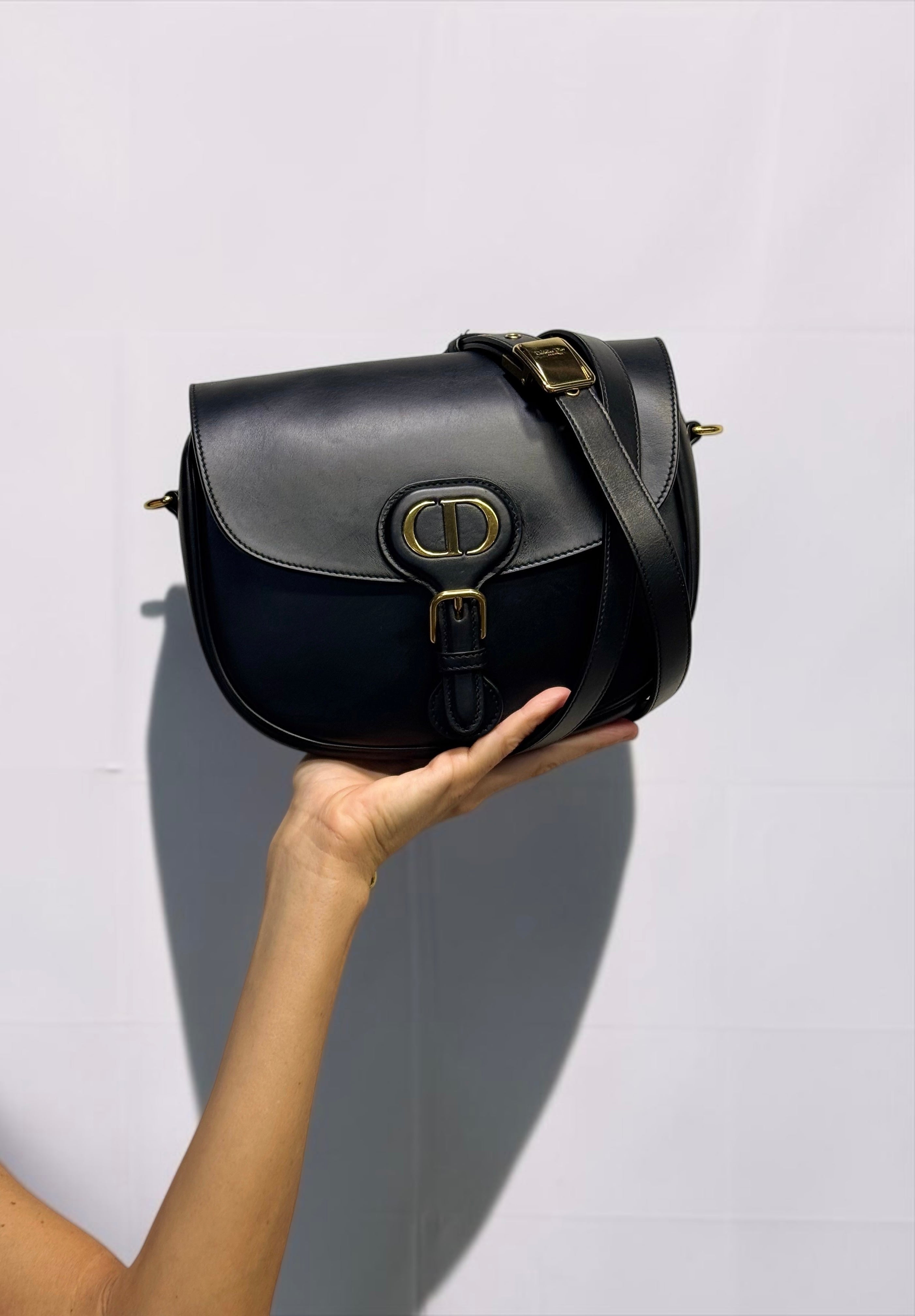 Scopri la Christian Dior Bobby, un'icona di eleganza senza tempo. Realizzata con materiali di alta qualità e caratterizzata da linee raffinate, è la borsa perfetta per completare ogni look con stile. Acquista borse Dior autentiche e selezionate su BorseVintage.
