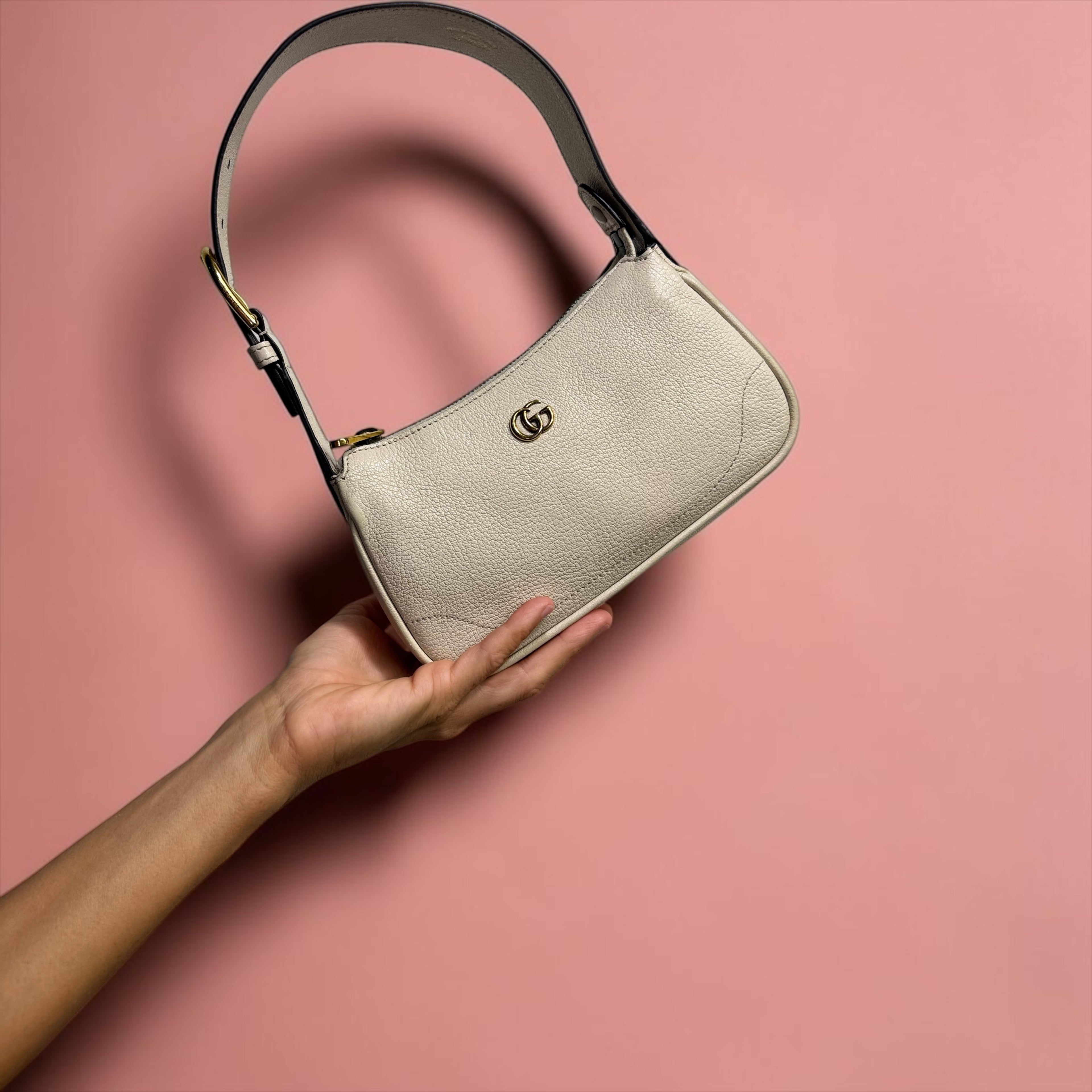 Borsa Gucci Aphrodite bianca realizzata in pelle, dal design elegante e contemporaneo.