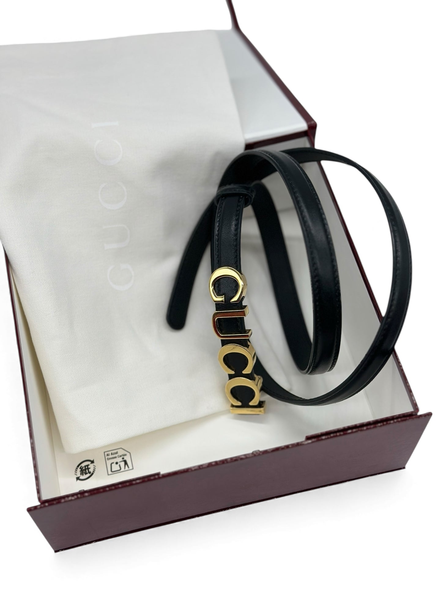 Cintura Gucci nera in pelle con dettagli in metallo placcato oro, accessorio di lusso autentico in ottime condizioni.