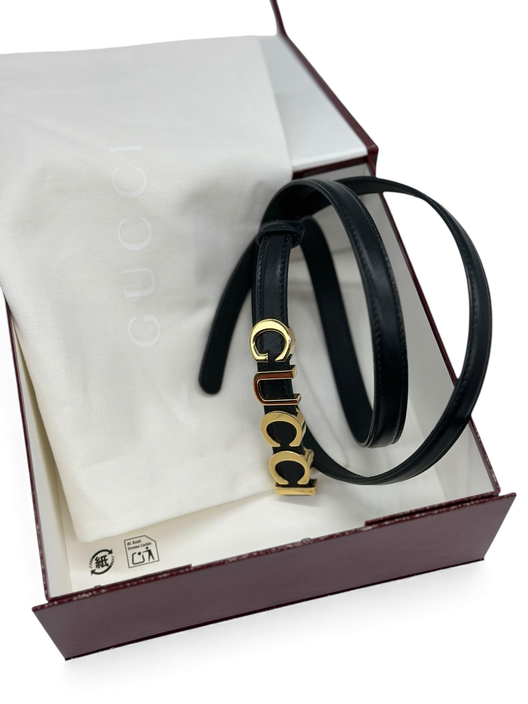 Cintura Gucci nera in pelle con dettagli in metallo placcato oro, accessorio di lusso autentico in ottime condizioni.