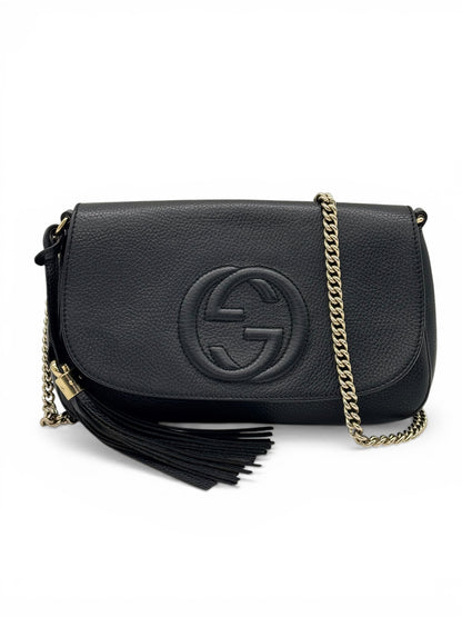 Borsa Gucci Soho Chain Long Flap in pelle con dettagli in metallo dorato, modello a spalla e tracolla autentico.