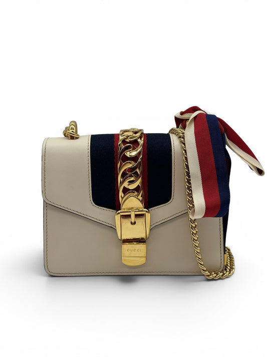 Borsa Gucci Sylvie bianca in pelle con nastro Web e dettagli in metallo dorato, modello a spalla e tracolla autentico.