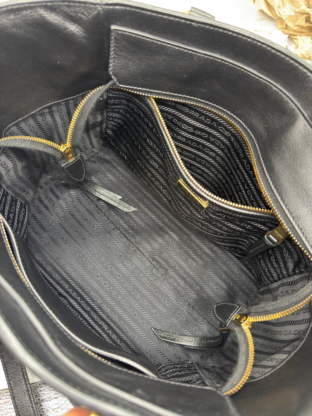 Prada Grand Shopping Tote Nera in Pelle