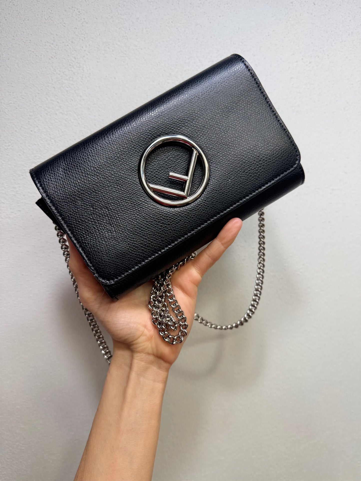 Fendi Kan Logo F pochette nera in pelle vintage autentica mano