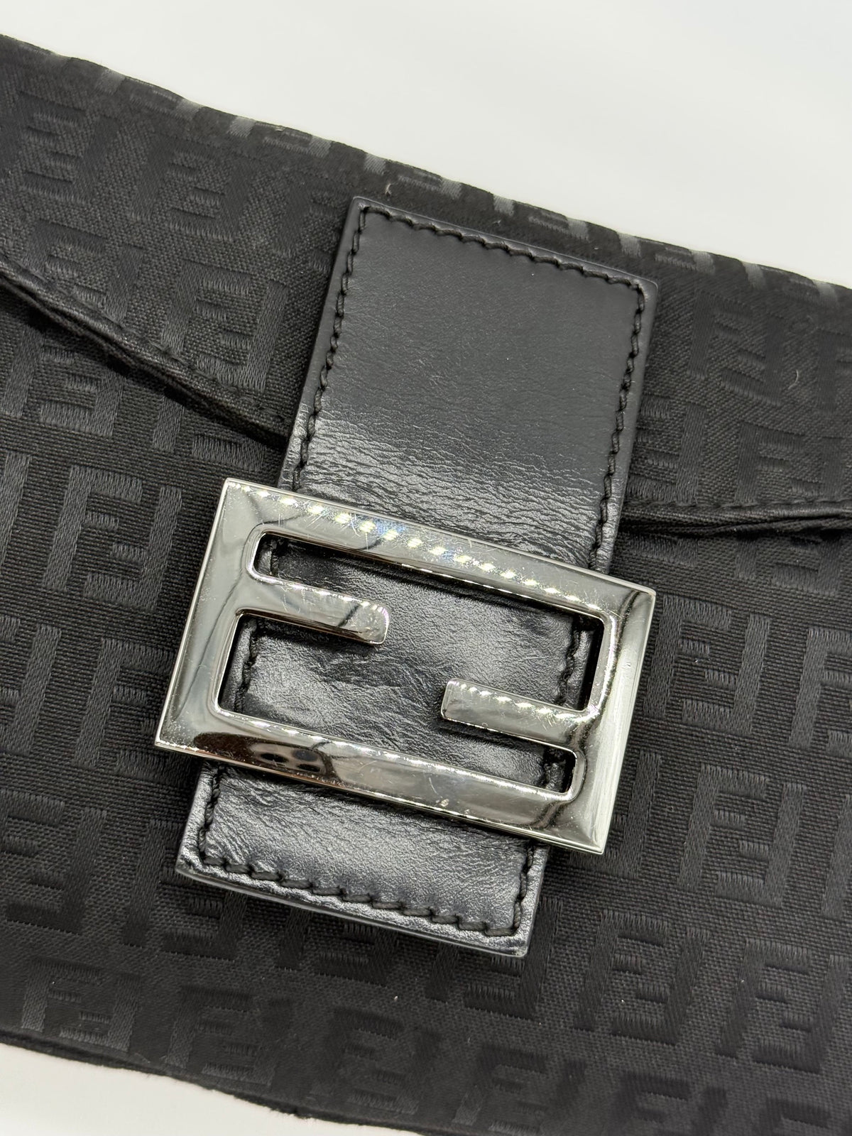 Fendi Baguette Monogram Nera con Logo FF