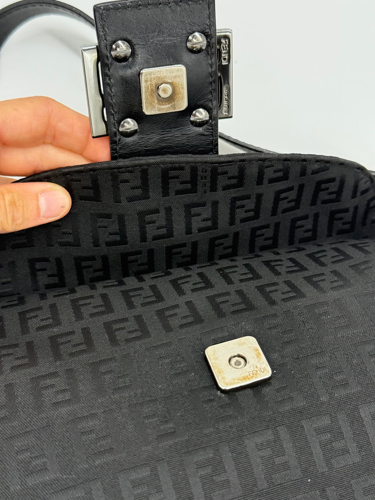 Fendi Baguette Monogram Nera con Logo FF