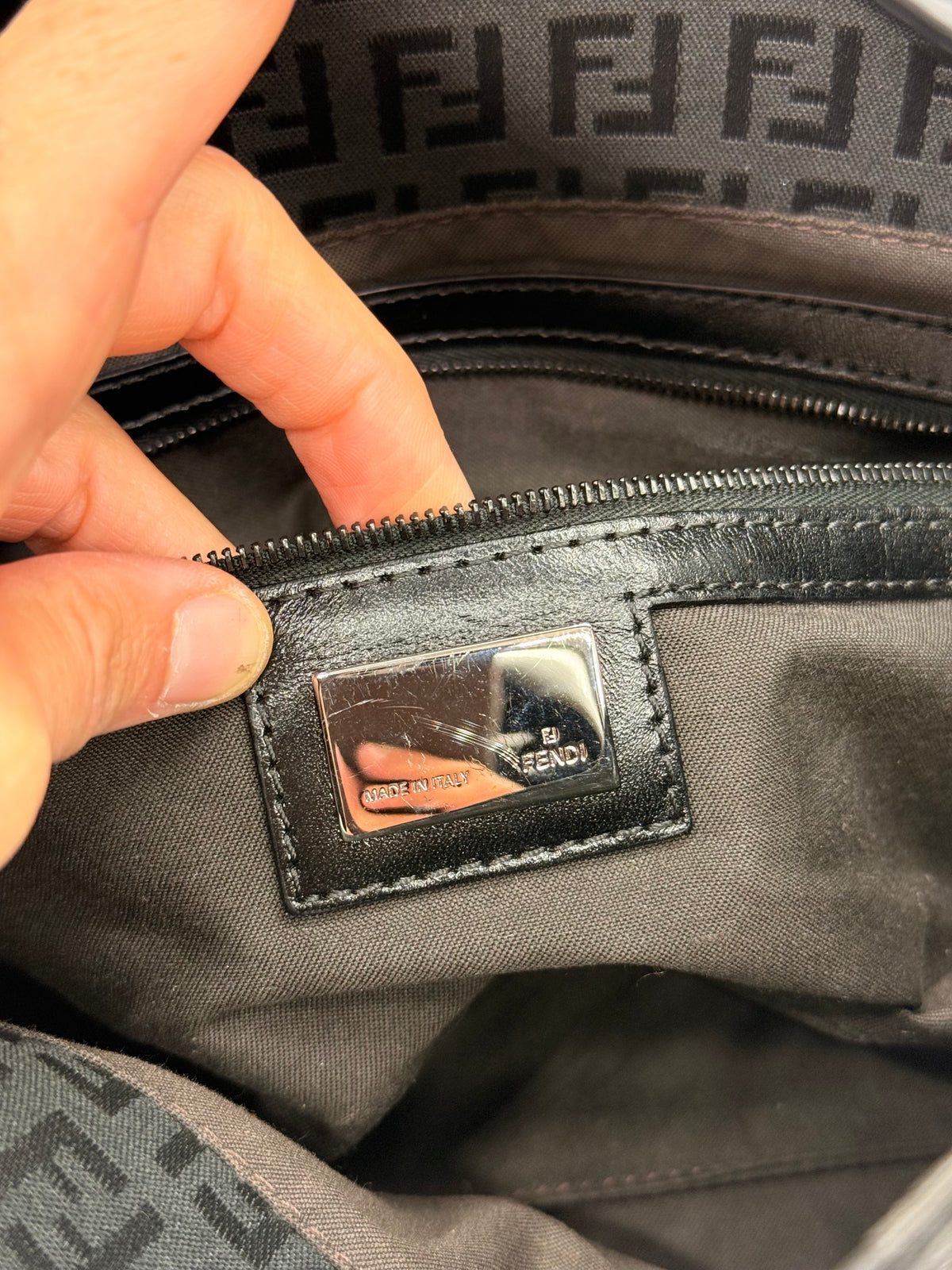 Fendi Baguette Monogram Nera con Logo FF
