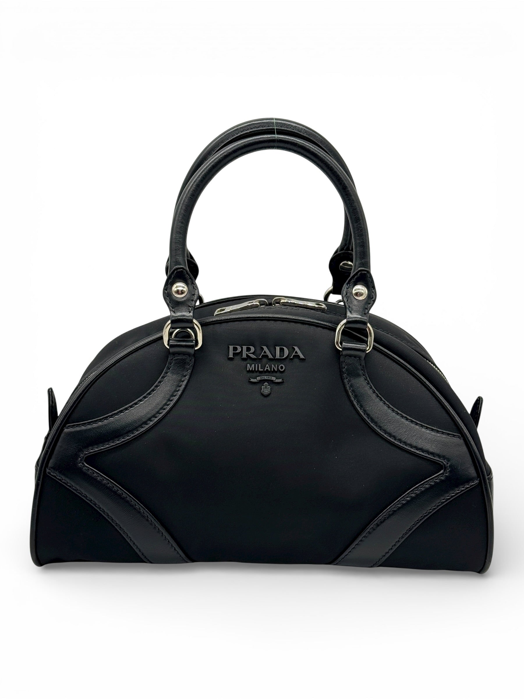 Prada Bowling Bag nera in pelle e nylon con dettagli in metallo argentato, borsa a spalla e a mano autentica.