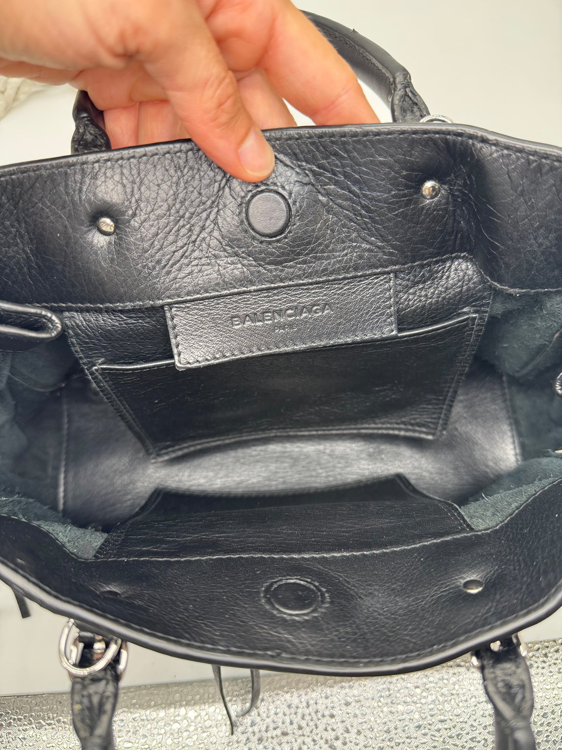 Interno della borsa a mano Borse Vintage Balenciaga in pelle martellata nera con logo impresso e tasche organizzate
