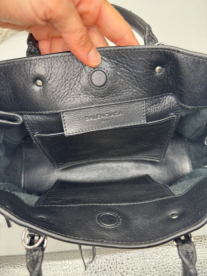 Interno della borsa a mano Borse Vintage Balenciaga in pelle martellata nera con logo impresso e tasche organizzate