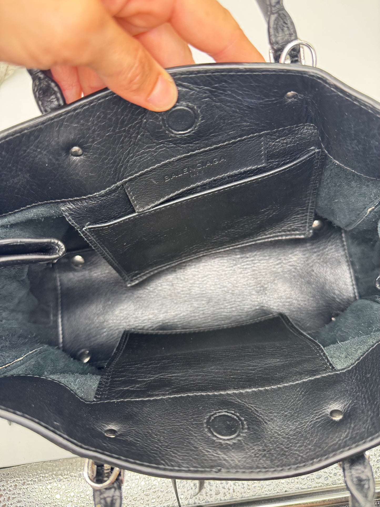 Interno della borsa a mano Borse Vintage Balenciaga in pelle nera martellata con tasche organizzative e logo impresso