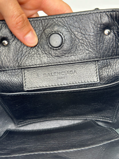 Dettaglio interno della borsa Borse Vintage Balenciaga in pelle martellata nera con logo impresso e chiusura magnetica