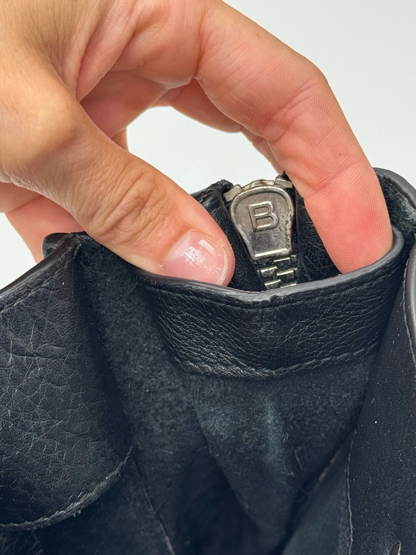 Dettaglio della zip metallica con logo B su borsa a mano Borse Vintage Balenciaga in pelle martellata nera