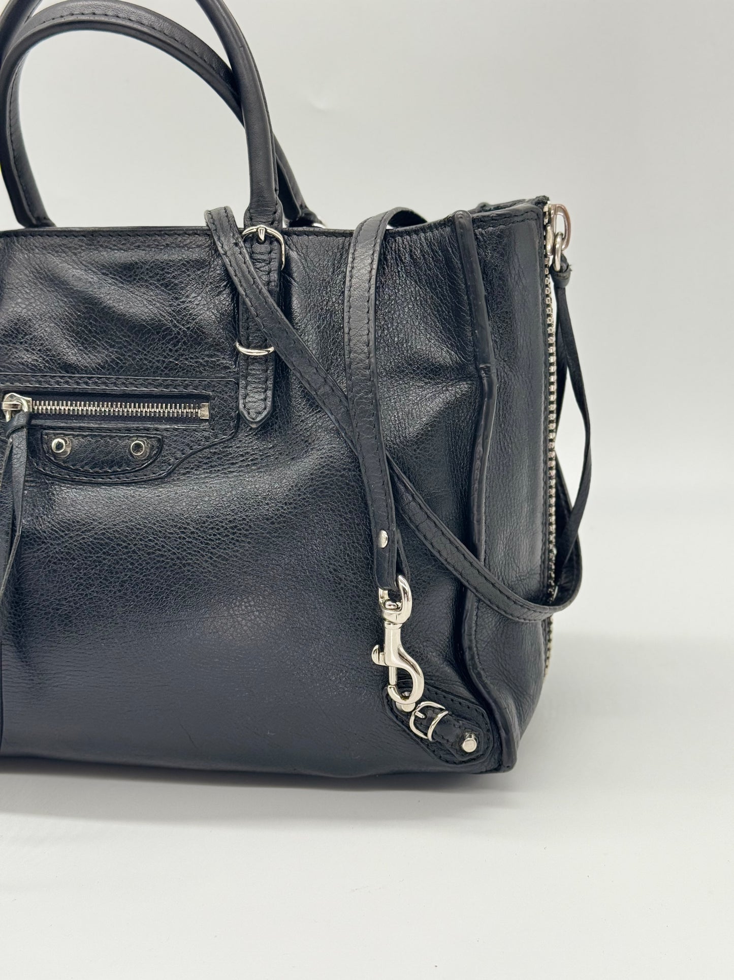 Borsa a mano Borse Vintage Balenciaga in pelle martellata nera con borchie metalliche, zip laterali e tracolla.