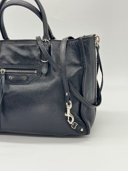 Borsa a mano Borse Vintage Balenciaga in pelle martellata nera con borchie metalliche, zip laterali e tracolla.