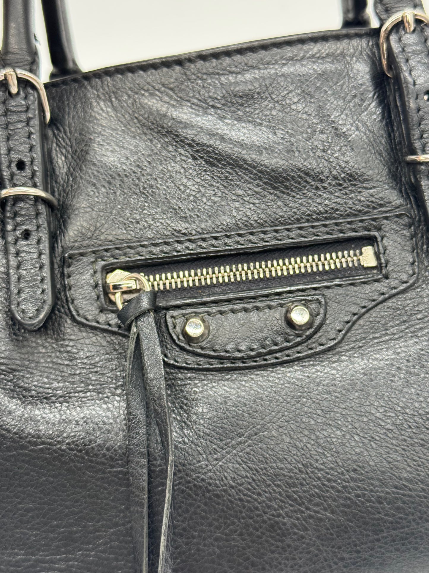Borsa a mano Borse Vintage Balenciaga in pelle martellata nera con zip frontale e borchie metalliche distintive