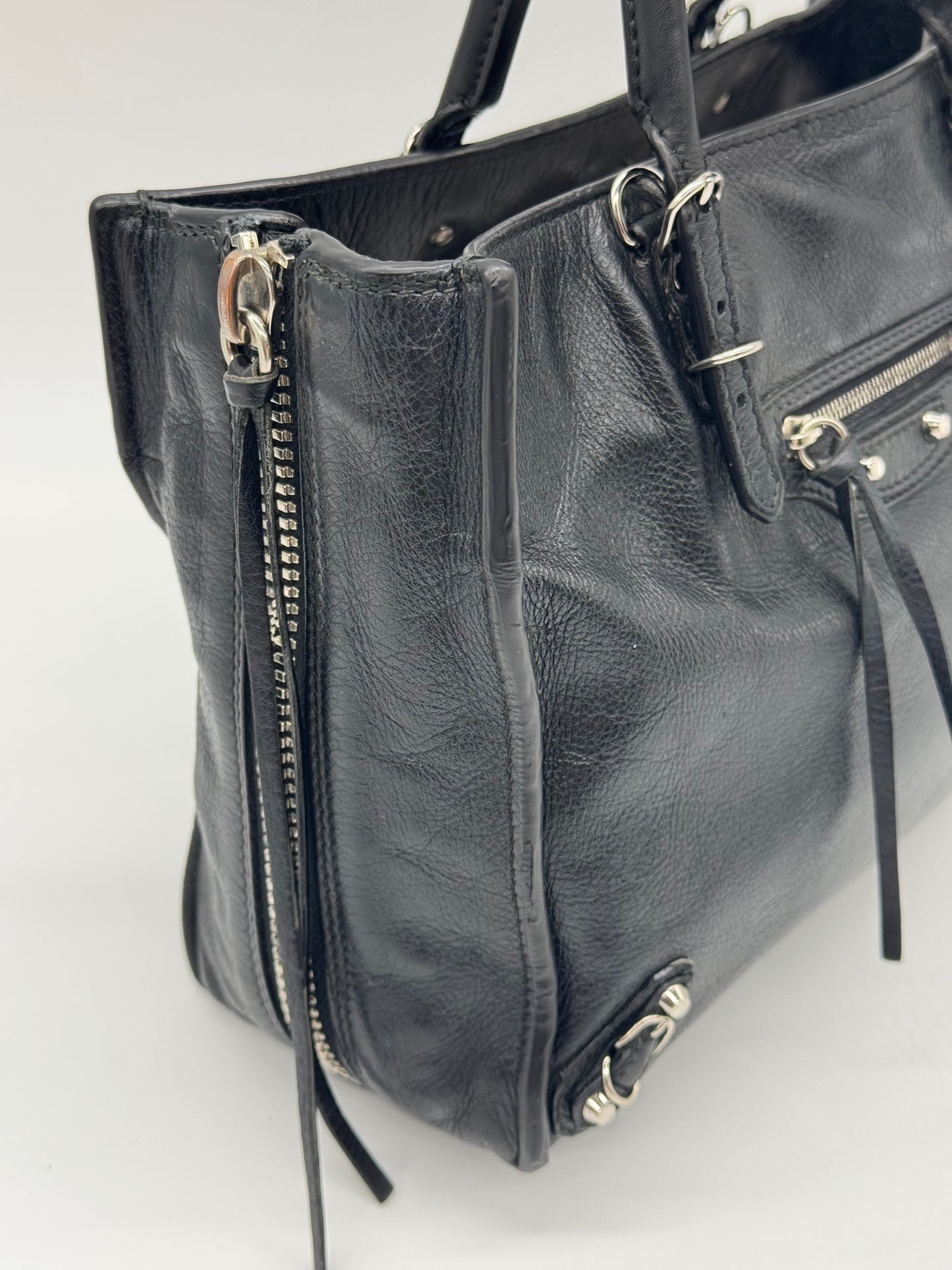 Borsa a mano Borse Vintage Balenciaga in pelle martellata nera con borchie metalliche e zip laterali espandibili