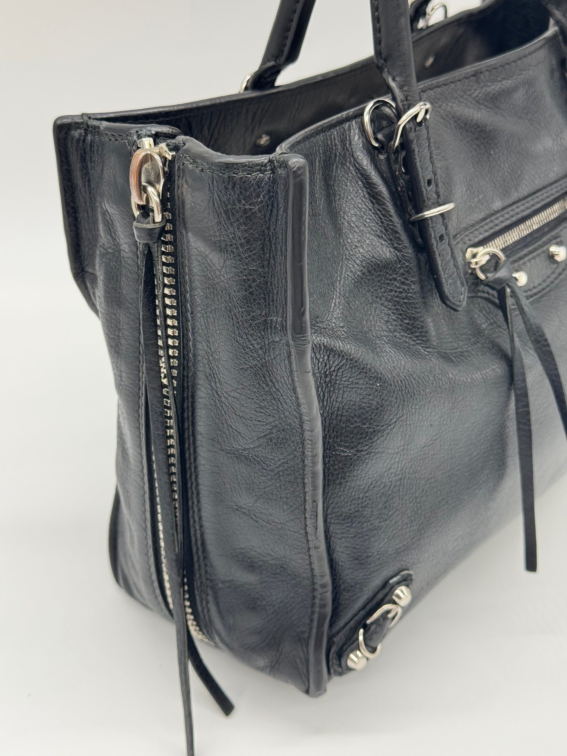 Borsa a mano Borse Vintage Balenciaga in pelle martellata nera con borchie metalliche e zip laterali espandibili