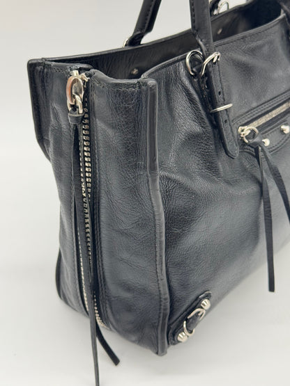 Borsa a mano Borse Vintage Balenciaga in pelle martellata nera con borchie metalliche e zip laterali espandibili