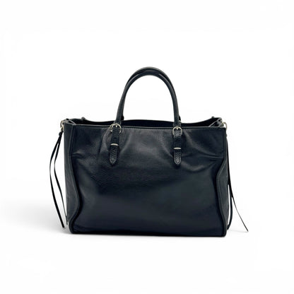 Borsa a mano Borse Vintage Balenciaga in pelle martellata nera con manici e dettagli metallici su sfondo bianco