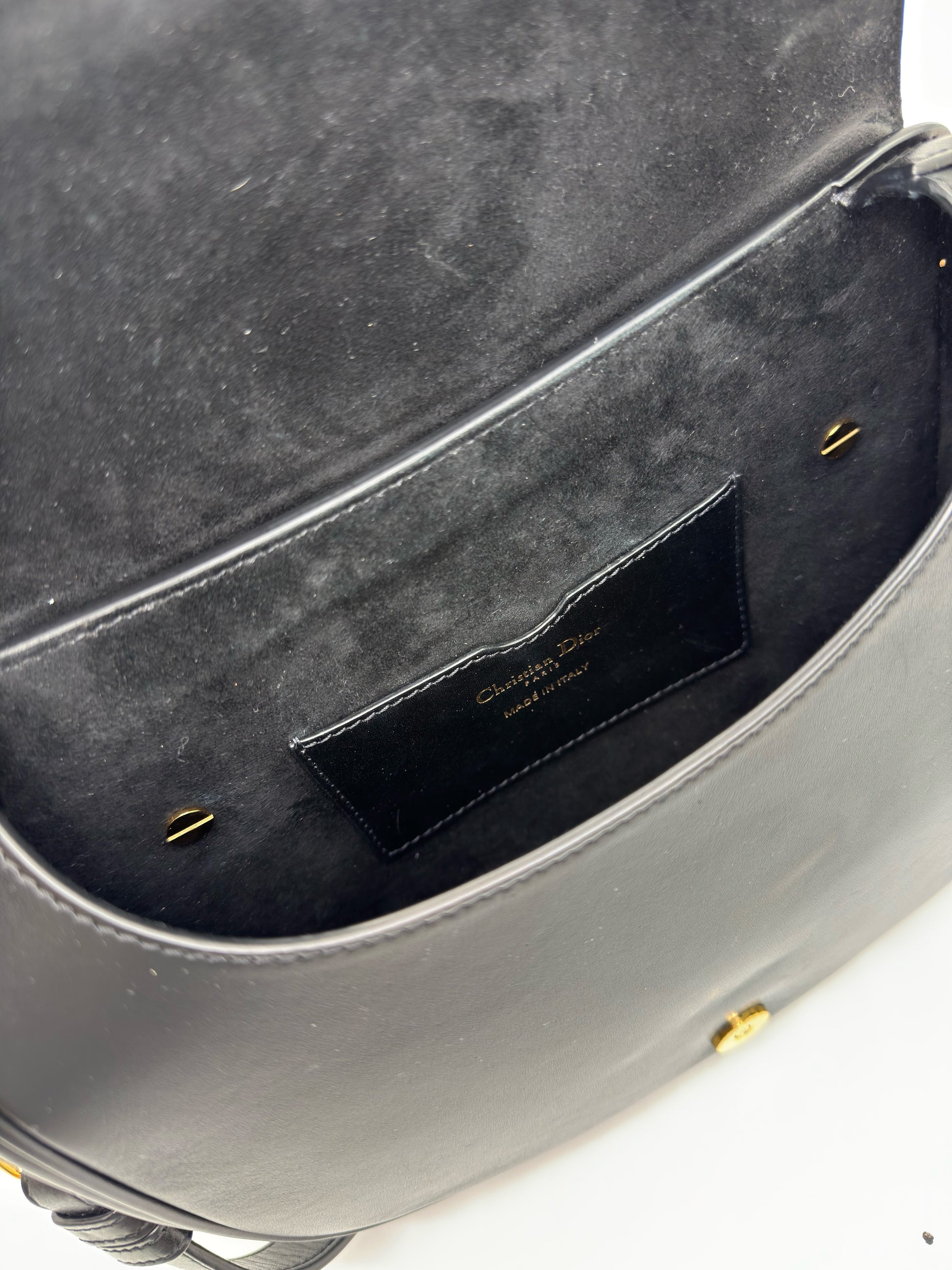Interno in camoscio nero della borsa a tracolla Borse Vintage Christian Dior Bobby con logo impresso