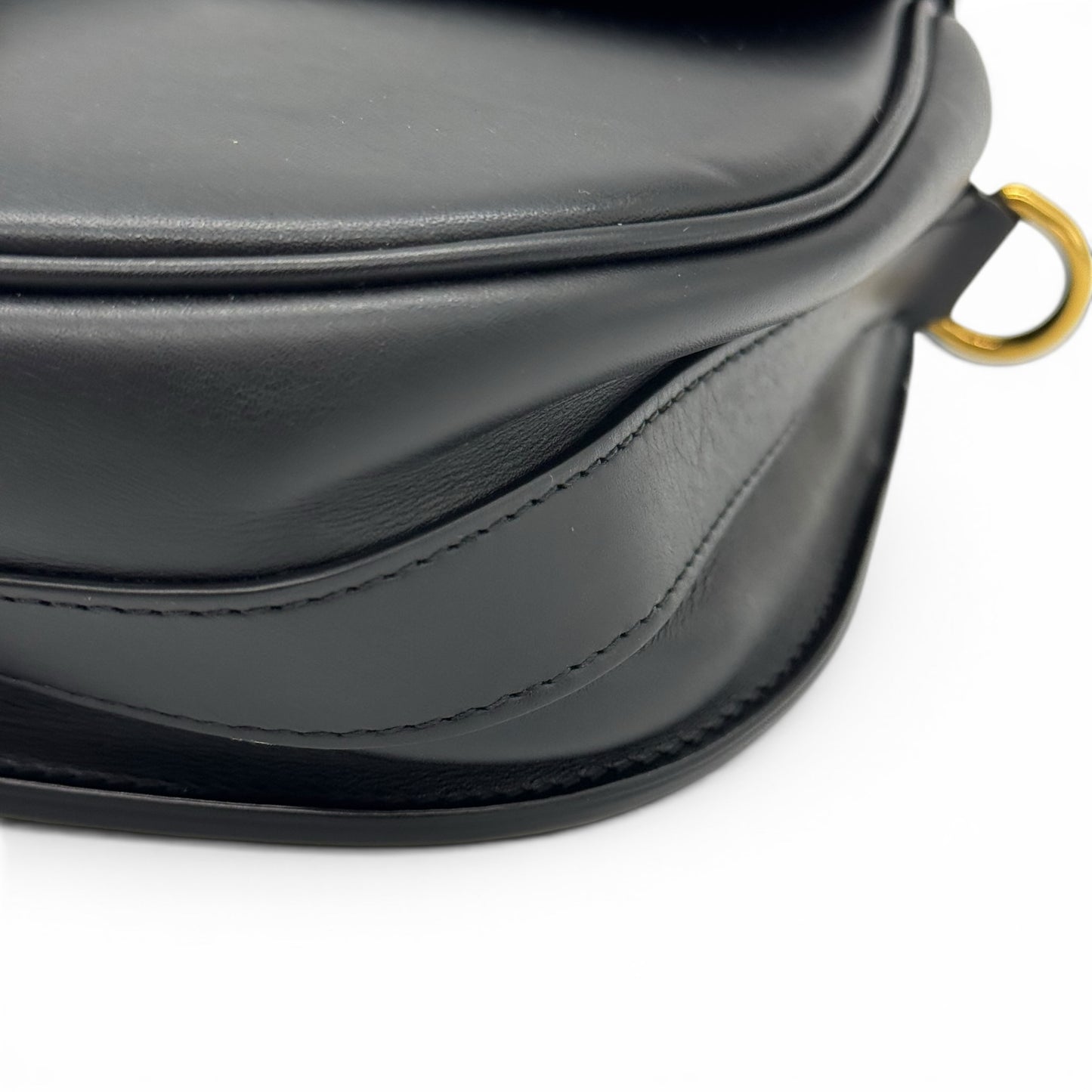 Dettaglio della borsa a tracolla Borse Vintage Christian Dior Bobby in pelle nera liscia con finiture oro