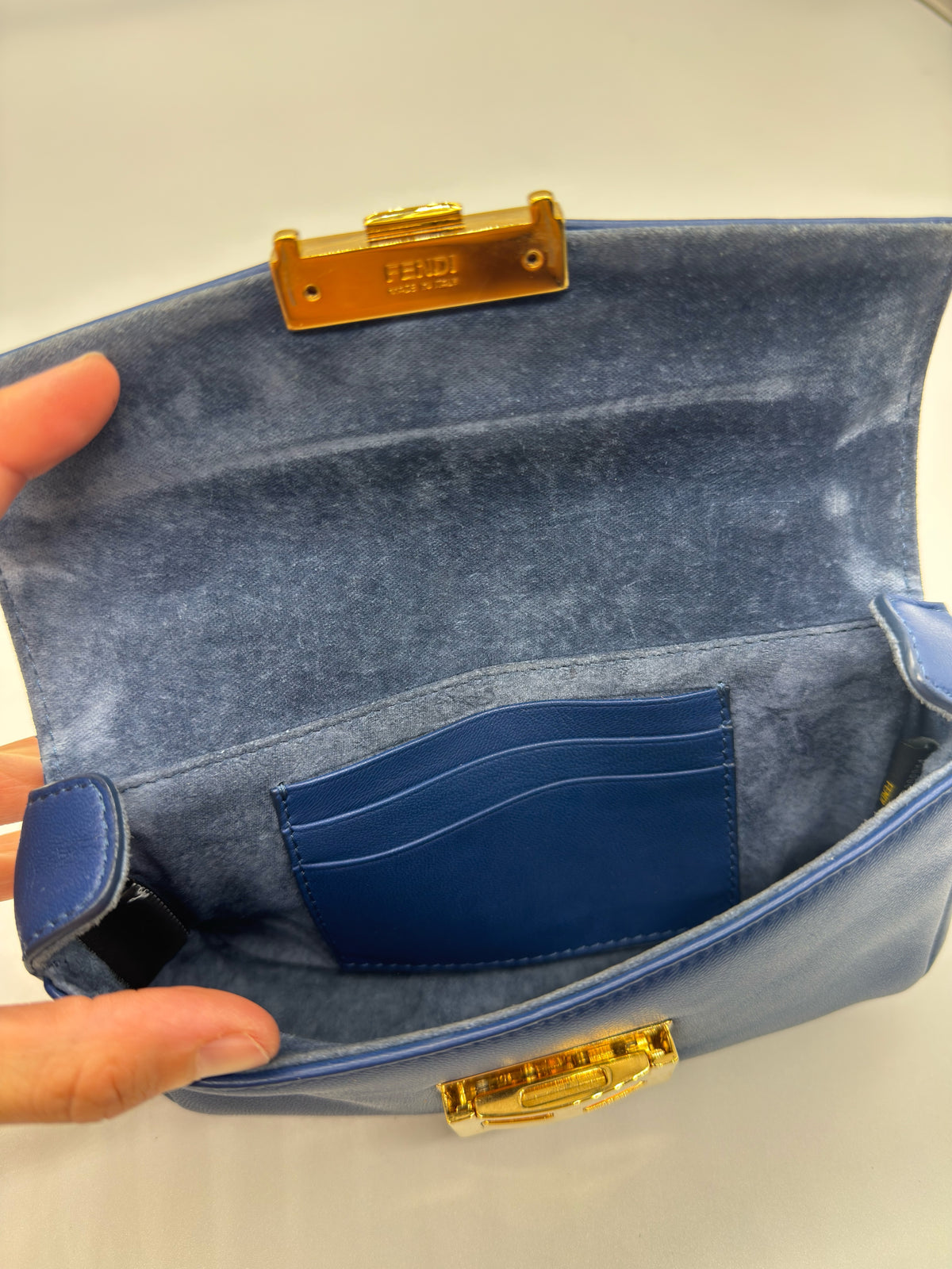 Interno di una borsa a tracolla Borse Vintage Fendi in pelle blu con fodera in camoscio e tasca piatta