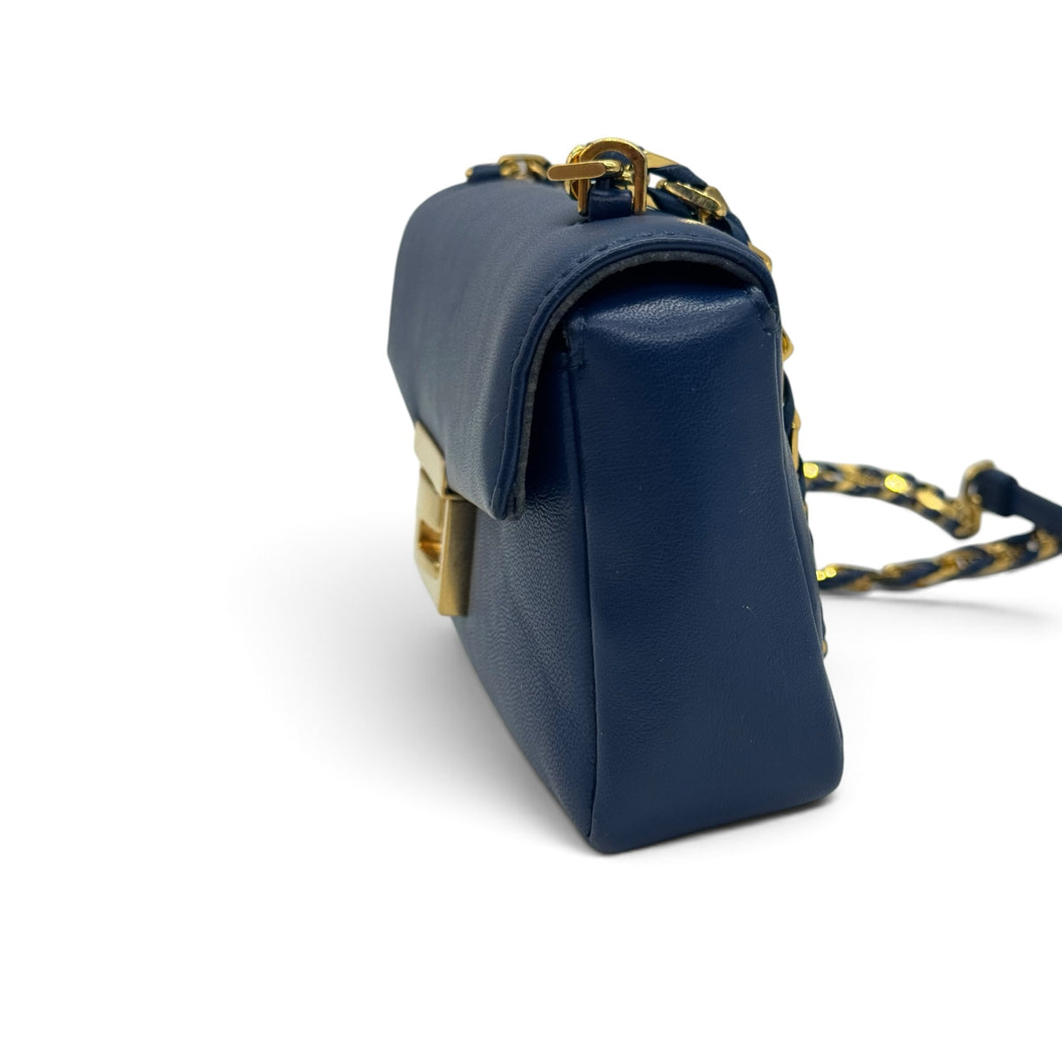 Borsa a tracolla Borse Vintage Fendi in pelle blu con chiusura dorata e tracolla a catena, vista laterale.