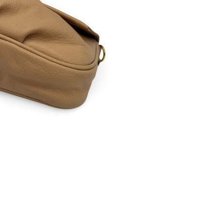 Dettaglio della borsa a spalla Borse Vintage Fendi in pelle color nude con finiture dorate e design plissettato