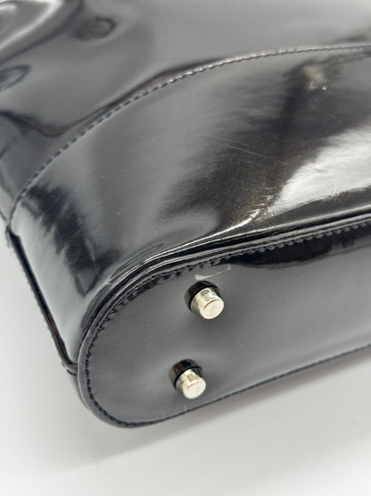 Dettaglio della base in pelle verniciata nera della borsa a mano Borse Vintage Gianni Versace con piedini metallici