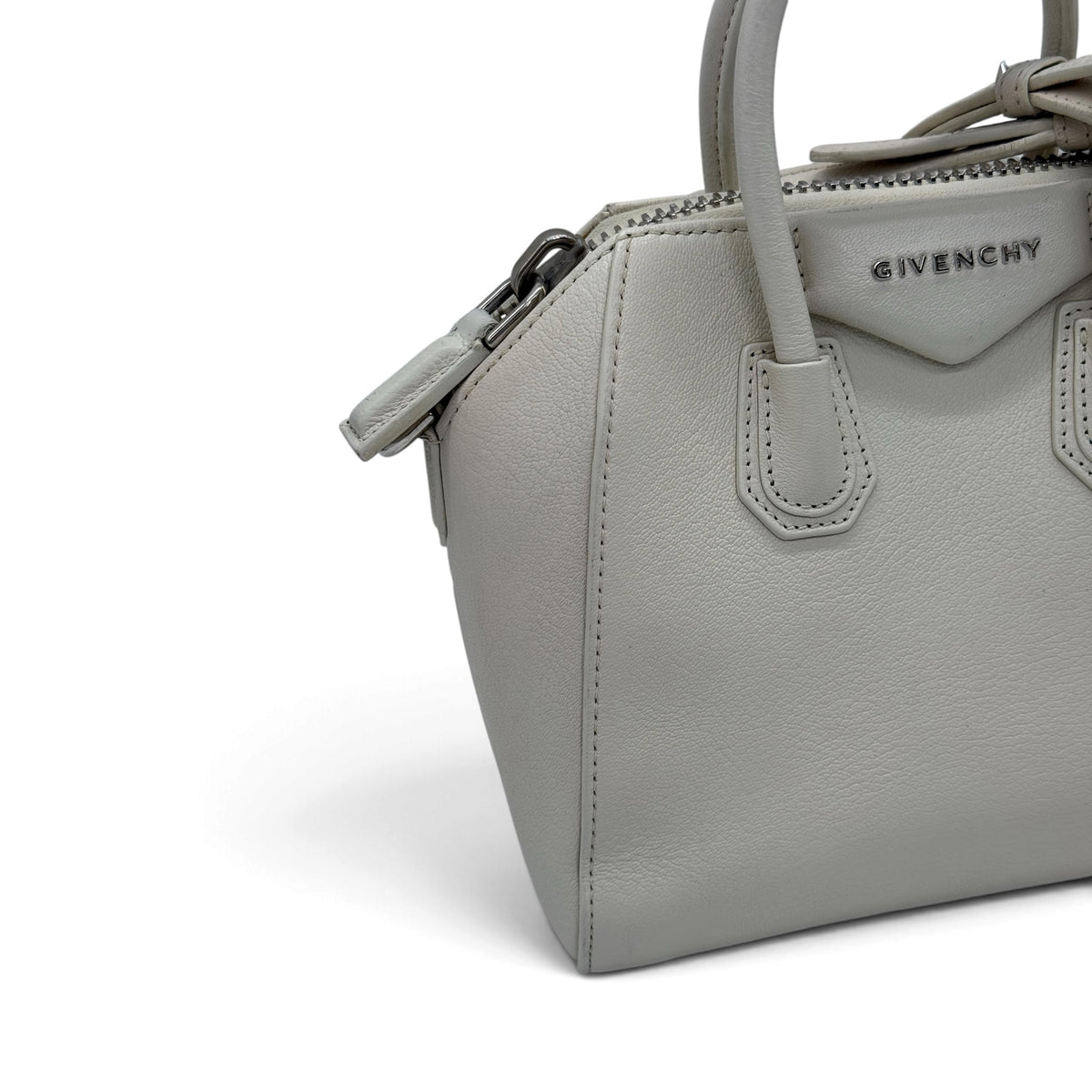 Borsa a mano Borse Vintage Givenchy in pelle martellata color avorio con logo metallico e chiusura a zip