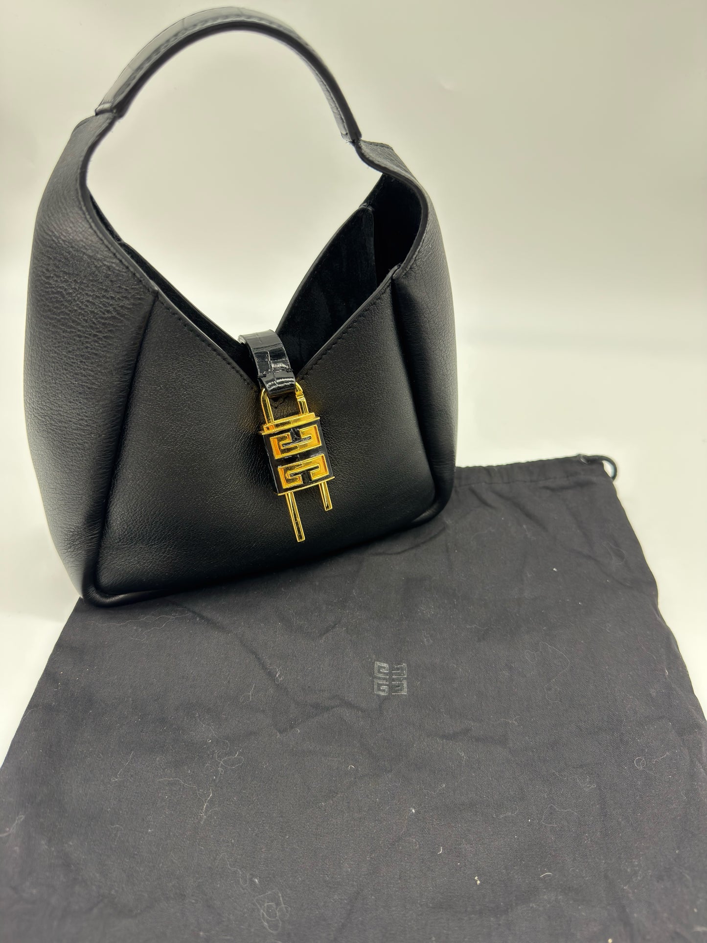 Borsa a spalla Borse Vintage Givenchy Mara in pelle nera granulata con lucchetto dorato e inserto effetto coccodrillo