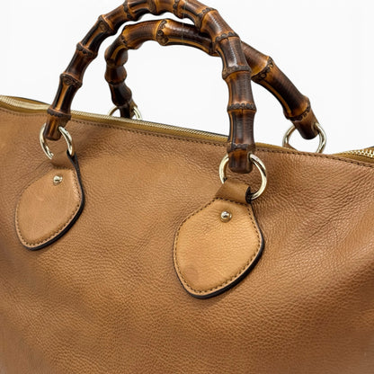 Borsa tote Borse Vintage Gucci in pelle martellata color cuoio con iconici manici in bambù e dettagli dorati