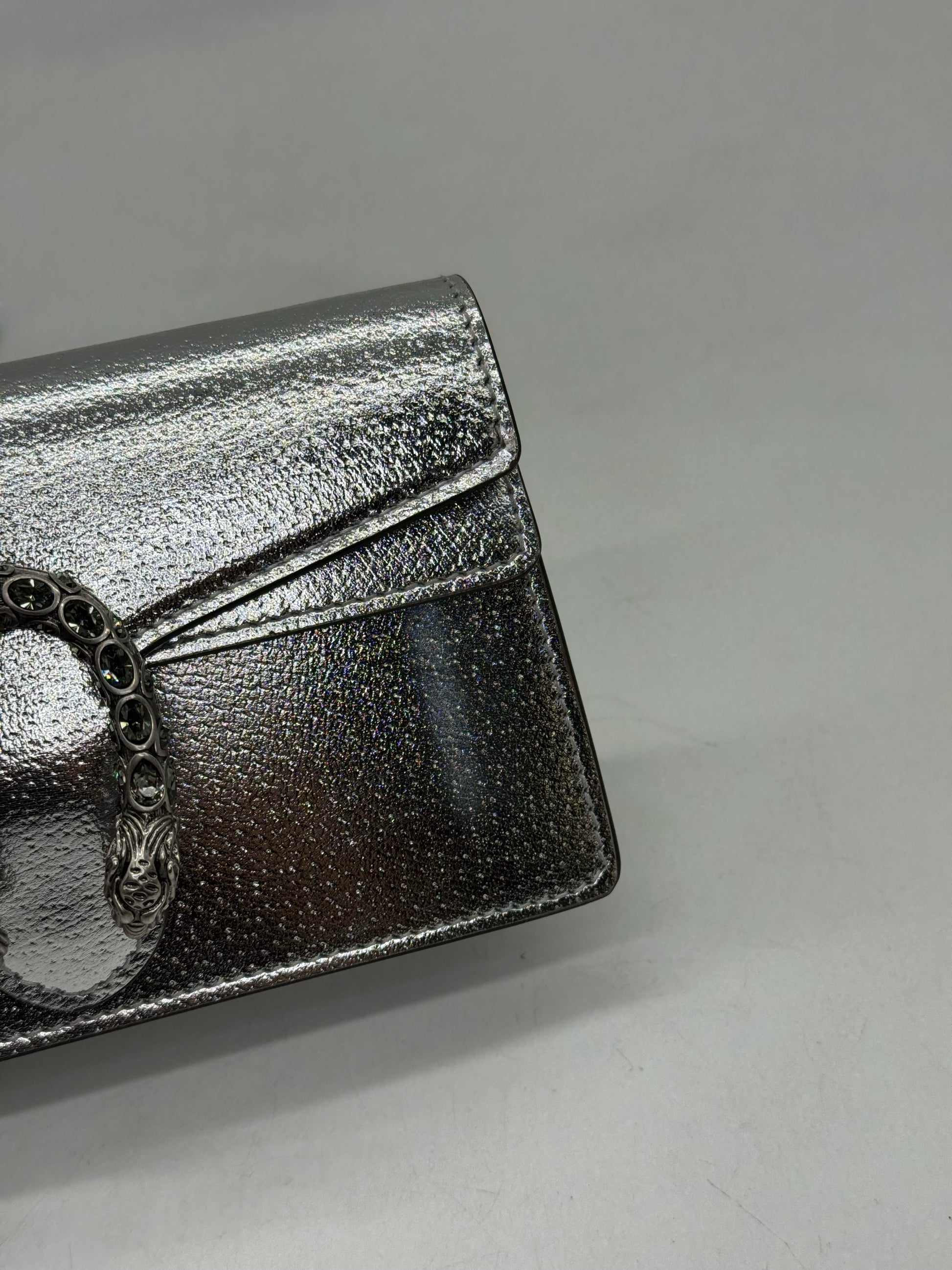 Borsa a tracolla Borse Vintage Gucci Dionysus Mini in pelle metallizzata argento con chiusura a testa di tigre