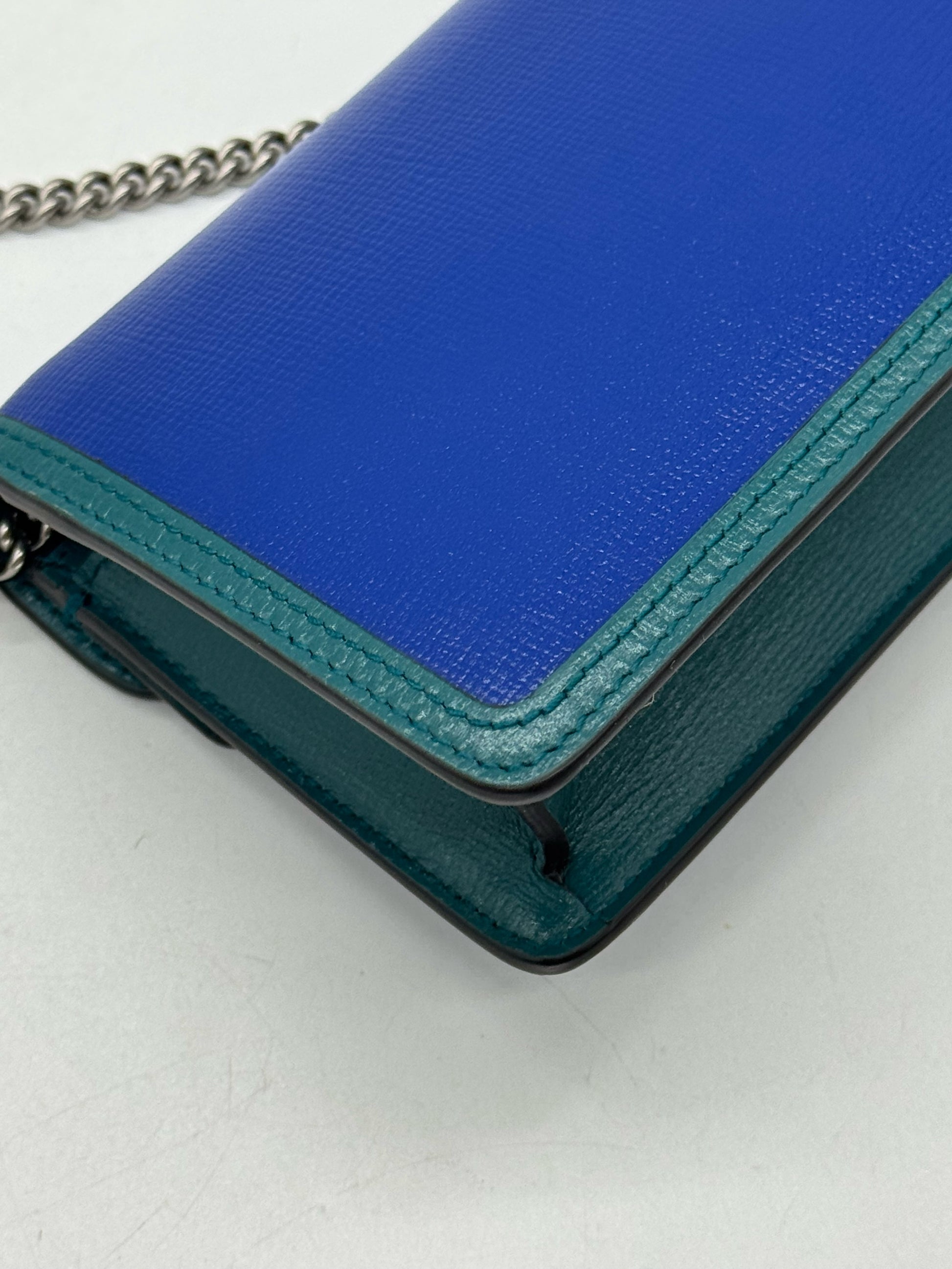Dettaglio della borsa a tracolla Borse Vintage Gucci Dionysus in pelle blu e verde con catena metallica