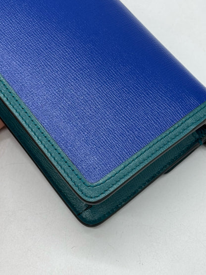 Dettaglio della borsa a tracolla Borse Vintage Gucci Dionysus in pelle blu e verde con cuciture a contrasto