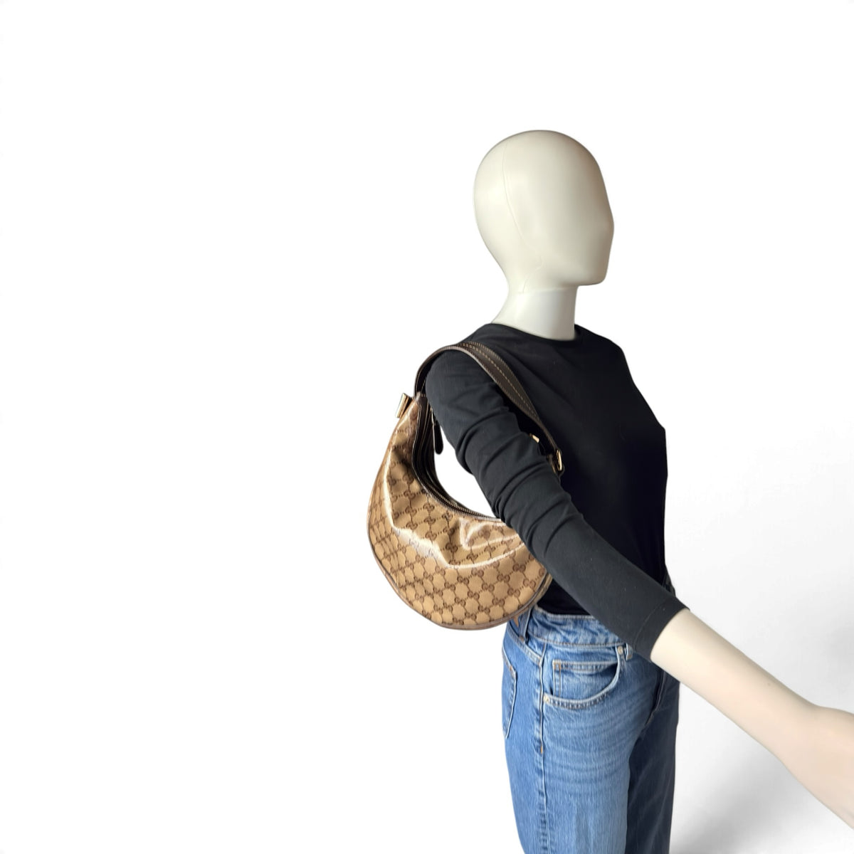 Borsa a spalla Borse Vintage Gucci Hobo in tela monogramma GG con finiture in pelle marrone su manichino
