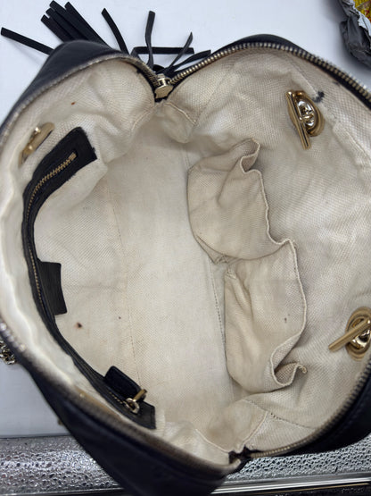 Interno della borsa a spalla Borse Vintage Gucci in pelle nera con fodera in tessuto chiaro e tasche organizzative