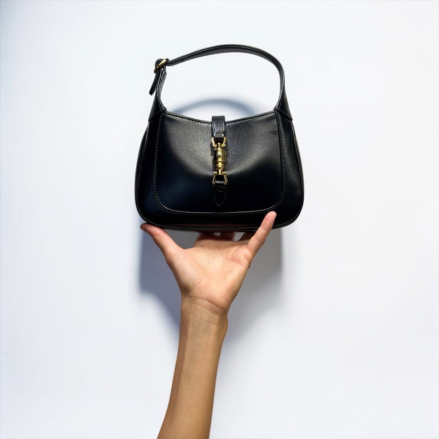 Borsa a spalla Borse Vintage Gucci Jackie 1961 in pelle nera con chiusura a pistone dorata tenuta in mano